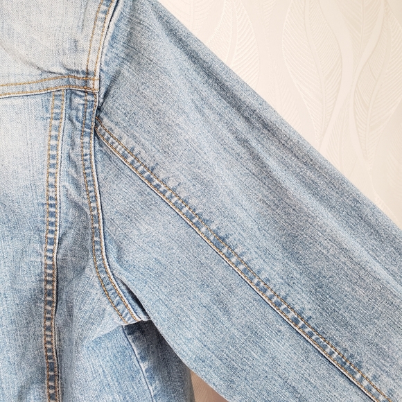 A&F Lightwash Denim Jean Jacket - Picture 7 of 9
